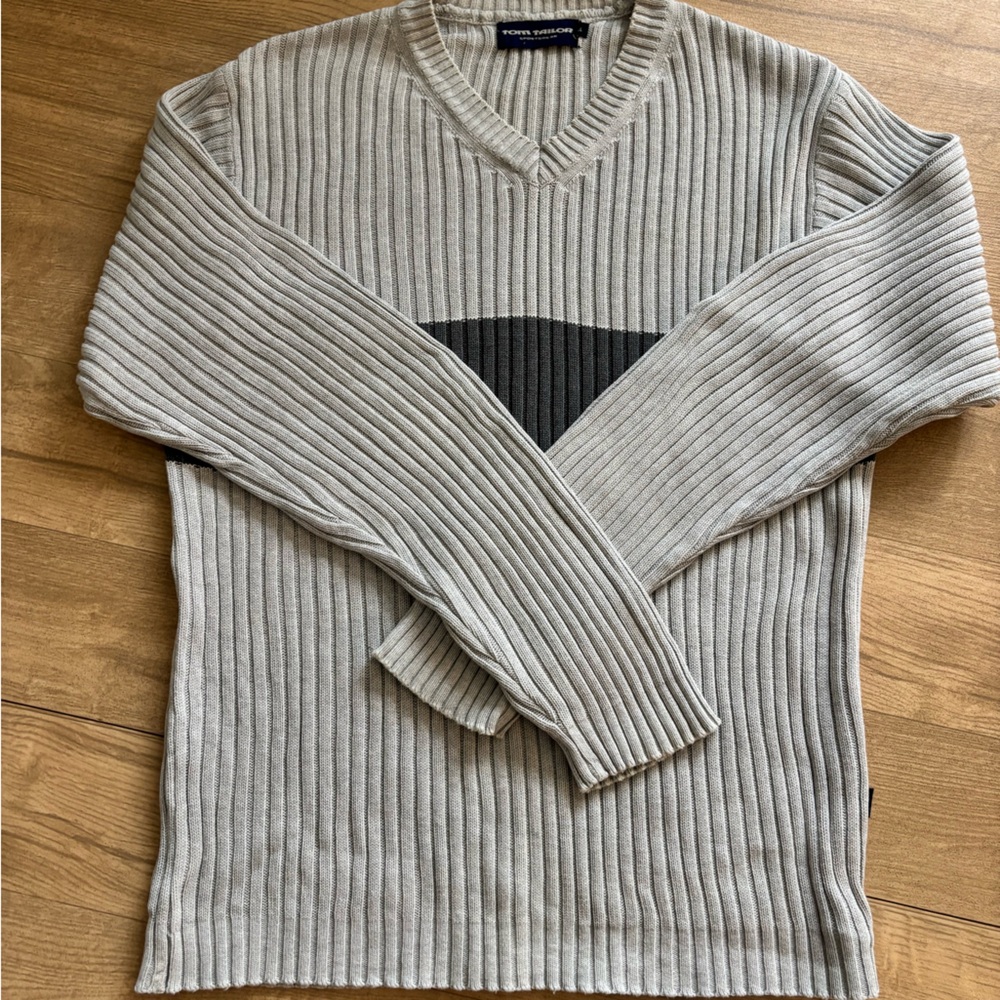 Men's V-Neck Ribbed Sweater in Light Gray